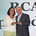 A premiada Shirlei Rocha, da RCA Operadora, e Orlando Giglio, diretor da Iberostar