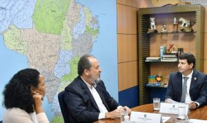 Abear se reúne com ministro do Turismo e destaca altos custos do QAV Jurema Monteiro e Eduardo Sanovicz, da ABEAR, com o ministro Carlos Brito / Foto: Roberto Castro (MTur)