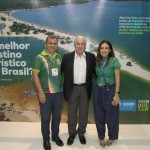 Chico José de Brito entre Alaércio Cardoso, secretário de Turismo de Santarém, e Alessandra Pamplona de Azevedo, da Setur-PA