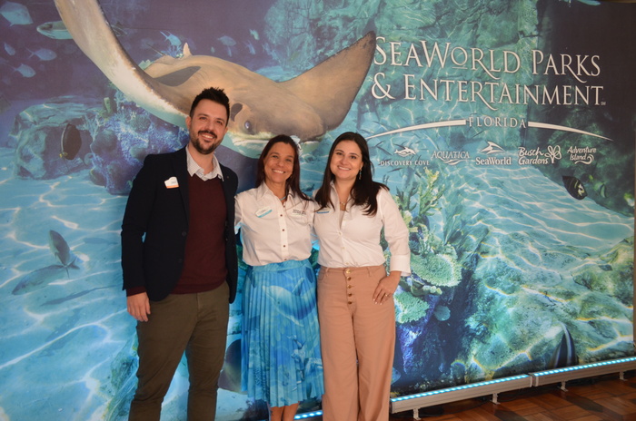Cristina Muniz, Leonardo Ferrazzo e Juliana Bordin, da equipe do SeaWorld no Brasil apresentaram as novidades durante capacitação realizada em São Paulo.