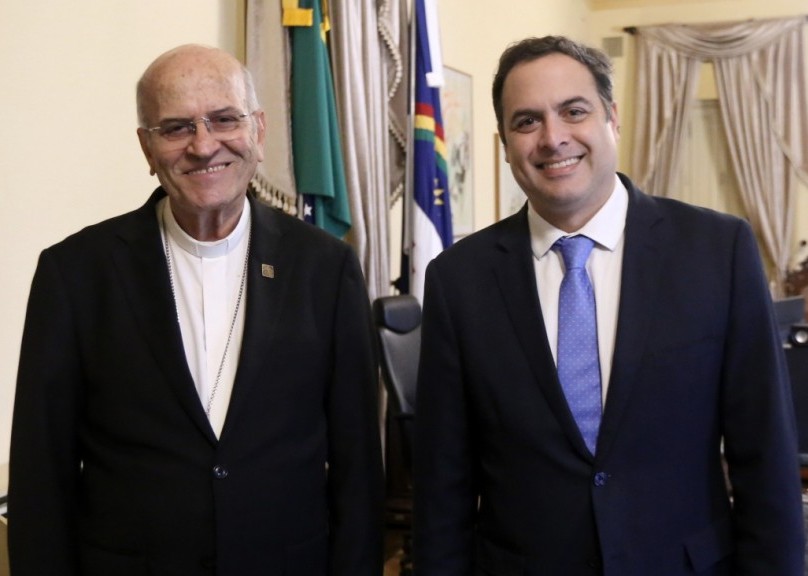 TAP e o Governo de Pernambuco auxiliam processo de canonização de Dom Helder 1 Dom Fernando Saburido e governador Paulo Câmara - Foto: reprodução