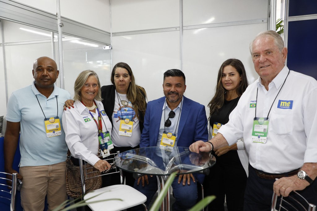 Porto Seguro divulga as belezas da Caraíva na BNT Mercosul 1 Equipe de Porto Seguro no estande do M&E