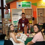 Giuliama Queiroz, da Amazonas Tur, com Jair da Silva e Glenda Nayara, da Prefeitura Municipal de Santarém Giuliama Queiroz, da Amazonas Tur, com Jair da Silva e Glenda Nayara, da Prefeitura Municipal de Santarém
