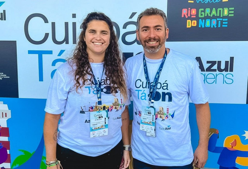 Azul Viagens terá dois mil voos dedicados para temporada de verão 2022/2023 Giulliana Mesquita, gerente senior de produtos da Azul Viagens e Ricardo Bezerra, gerente comercial da Azul Viagens em evento Cuiabá Tá On