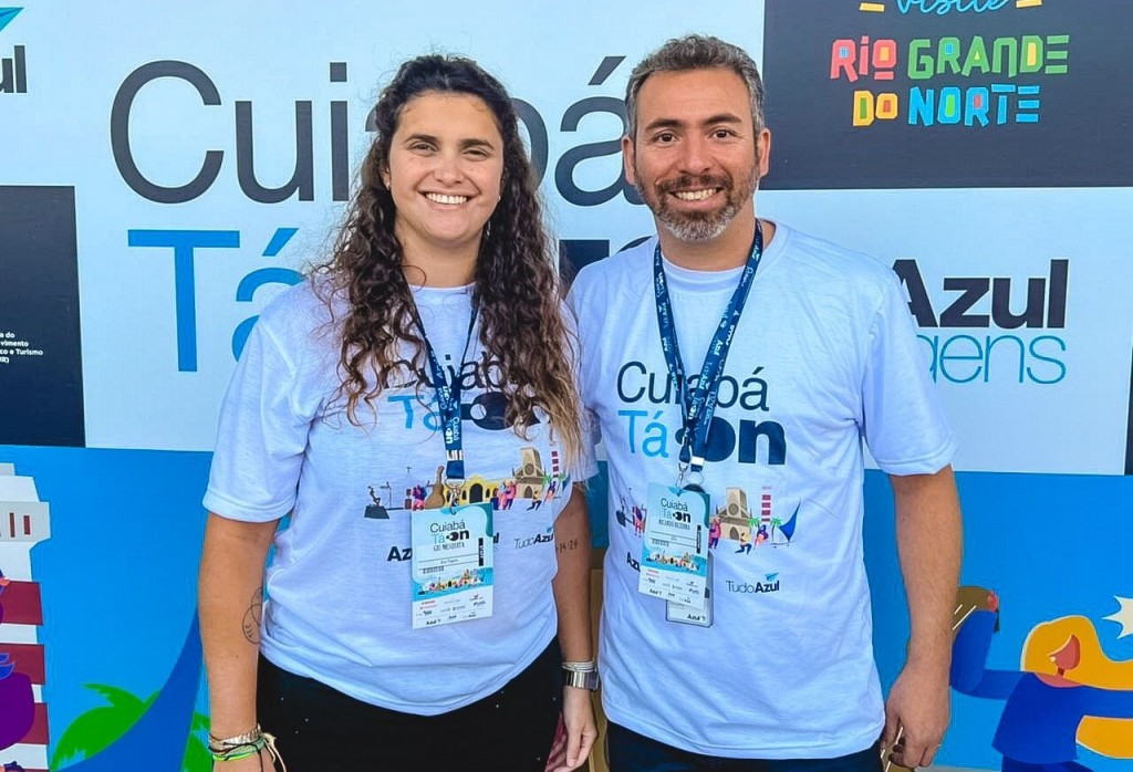 Giulliana Mesquita, gerente senior de produtos da Azul Viagens e Ricardo Bezerra, gerente comercial da Azul Viagens em evento Cuiabá Tá On