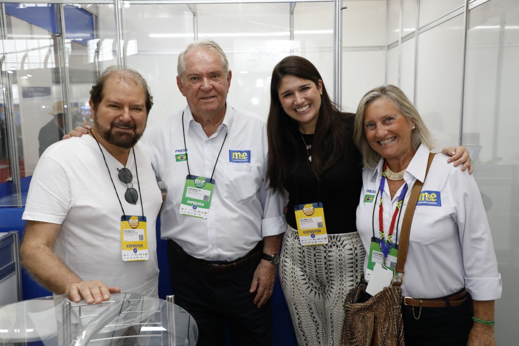 BNT Mercosul 2022 já supera marca de 2019; confira as últimas fotos deste primeiro dia 1 Guilherme Paulus, empresário, Roy Taylor, do M&E, Cacau de Paula, da Anseditur, e Rosa Masgrau, do M&E
