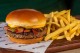 Hilton Barra terá menu especial de hamburgueres e drinks no próximo sábado (28)