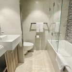 As acomodações com mais espaço interno geralmente dispõe de um banheiro maior, incluindo banheira - Foto: Ana Azevedo/M&E