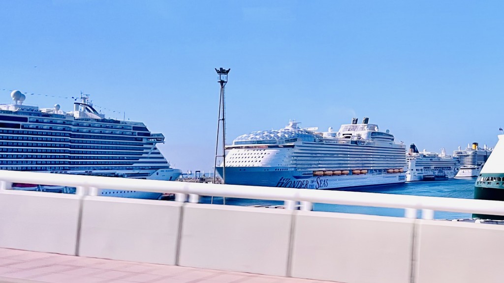 Wonder of The Seas ao lado de seus concorrentes no porto de Barcelona - Foto: Ana Azevedo