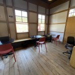 O local é equipado com 22 estações de trabalho e espaços flexíveis para pequenas reuniões O local é equipado com 22 estações de trabalho e espaços flexíveis para pequenas reuniões