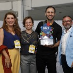 Margot Libório e Andrezza Maciel, do Baneário Camboriú CVB, Marcos Paes, Fimtur ganhou premio de 1º Lugar na categoria Melhor Famtour, e Geninho Góes, da BNT Mercosul