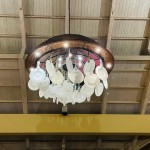 No restaurante Pelô, a decoração valoriza emelentos da própria gastronomia, como este lustre com pratos e garfos - Foto Ana Azevedo No restaurante Pelô, a decoração valoriza emelentos da própria gastronomia, como este lustre com pratos e garfos - Foto Ana Azevedo