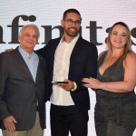 Orlando Giglio, diretor da Iberostar, com os premiados Bruna Gonçalves e Daian Silva, da Infinitas Travel