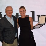 Orlando Giglio, diretor da Iberostar, e a premiada Priscila Wiederkehr, da Vitalmed