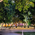 Os jardis também fazem parte da decoração e ganahm uma iluminação ao anoitecer, que cria um ambiente confortável e intimista - Foto Ana Azevedo Os jardis também fazem parte da decoração e ganahm uma iluminação ao anoitecer, que cria um ambiente confortável e intimista - Foto Ana Azevedo