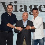 Os premiados Rafael Ortiz e Renato Kido, da ViagensPromo, com Orlando Giglio, diretor da Iberostar