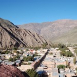 Purmamarca se situa em um vale ladeado por montanhas Purmamarca se situa em um vale ladeado por montanhas