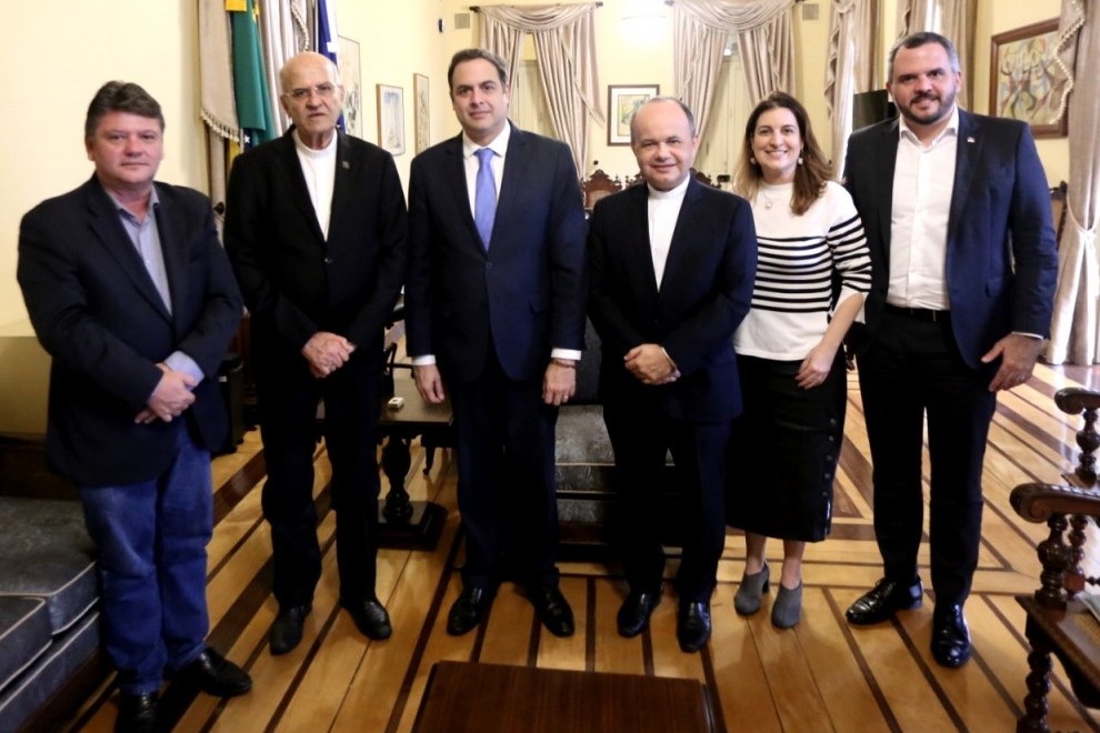 TAP e o Governo de Pernambuco auxiliam processo de canonização de Dom Helder 2 Secretária Milu Megale com o arcebispo Dom Fernando Saburido e o governador Paulo Camara