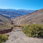 Sinuosa Rota 52 leva os viajantes à Colina das Sete Cores e Salinas Grandes Sinuosa Rota 52 leva os viajantes à Colina das Sete Cores e Salinas Grandes