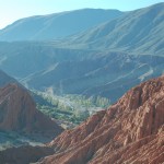 Tonalidades alaranjadas e verdes das montanhas de Purmamarca Tonalidades alaranjadas e verdes das montanhas de Purmamarca