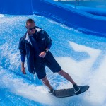 Os instrutores apresentam manobras e dicas para os cruzeiristas aproveitarem o FlowRider - Foto: Ana Azevedo/M&E