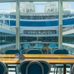 É possível fazer as refeições com vista tanto para o mar quanto para dentro do navio  - Foto: Ana Azevedo