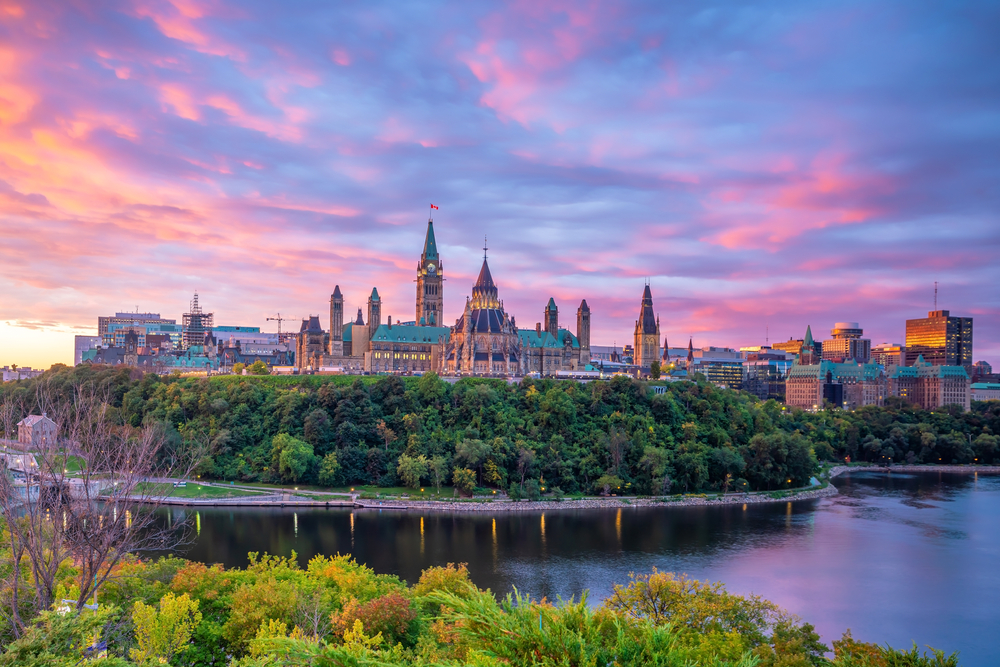 No Canadá, contribuição do Turismo para o PIB deve atingir níveis pré-pandemia em 2023 Parliament,Hill,In,Ottawa,,Ontario,,Canada,At,Sunset