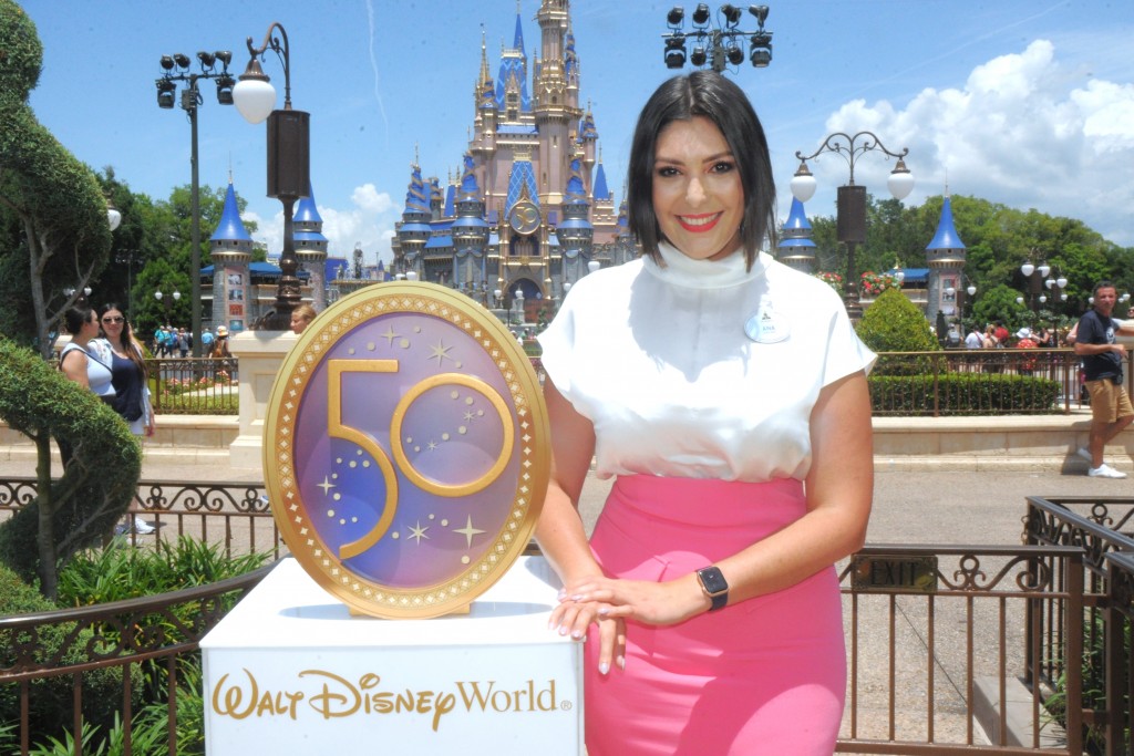 Walt Disney World Resort lança a nova geração da Magic Band; saiba tudo 1 gerente de Estratégia Comercial da Disney, Ana McCarthy