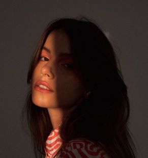 Ibis São Paulo Expo Barra Funda sedia festival de música na próxima semana 1 Clarissa é famosa por conquistar o público com seu hit "nada contra (ciúme)" que chegou ao TOP1 no TikTok, TOP Viral 50 no Spotify Brasil e Portugal e TOP 100 Brasil em todas as plataformas - Foto: reprodulção