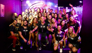 Club Med premia agências de viagens parceiras e leva grupo seleto para a Sapucaí