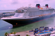 Disney Cruise Line realiza cerimônia especial de batismo do Disney Wish na Flórida