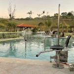 Pensando no conforto de pessoas com baixa mobilidade, o Cyan Resort tem uma cadeira própria para a imersão do hóspede na piscina