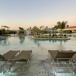 O paisagismo se destaca na nova área de lazer do hotel, que conta com piscinas climatiizadas