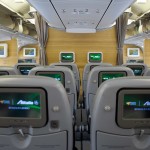 Em toda a aeronave há um dispositivo de entretenimento acoplao ao assento para uso dos viajantes