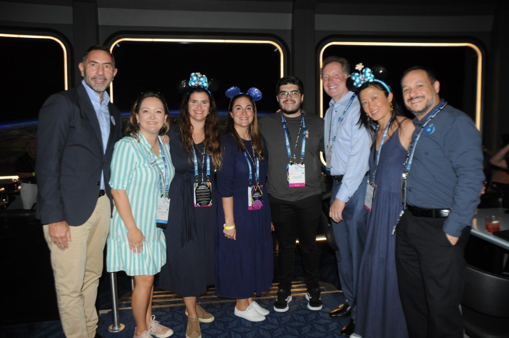 Disney recebe principais parceiros em evento VIP no Space 220 do Epcot; veja fotos 1 Javier Moreno e Cinthia Douglas, da Disney, Giulliana Mesquita, Luiza Leopoldo e Paulo Biondo, da Azul, Jeff van Langeveld, da Disney, Cristina Yoshida, da Azul, e Luiz Araujo, da Disney