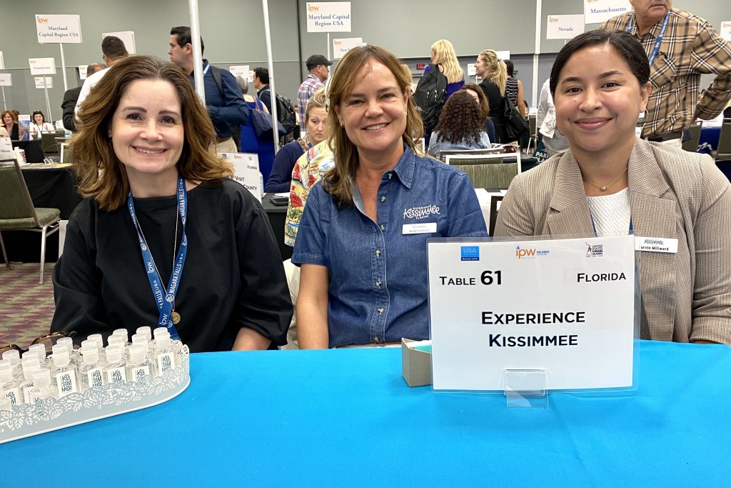 Juliana Leveroni, Anadi Luchetti e Lurvin Millward, de Experience Kissimmee