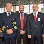 O capitão da aeronave ao lado de Andrea Taddei, diretor de Operações da ITA Airways no Brasil e Domenico Fornara, Cônsul Geral da Itália no Brasil