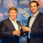 Ricardo Amaral, CEO da R11 e Bert Hernandez, vice-presidente sênior da Royal Caribbean brindam ao retonor total das operações da frota da Royal