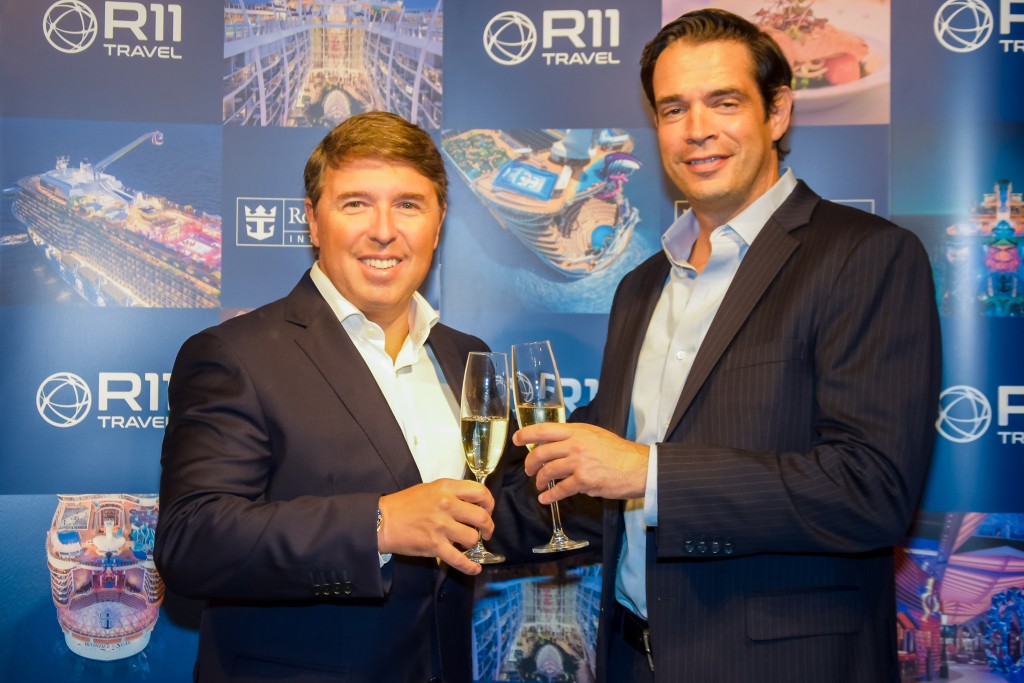 Ricardo Amaral, CEO da R11 e Bert Hernandez, vice-presidente sênior da Royal Caribbean brindam ao retorno total da frota da armadora e as perspectivas positivas para a temporada - Foto: Ana Azevedo