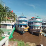 Sem espaço no Porto de Parintins, grandes embarcações atracam ao longo da costa da cidade Sem espaço no Porto de Parintins, grandes embarcações atracam ao longo da costa da cidade