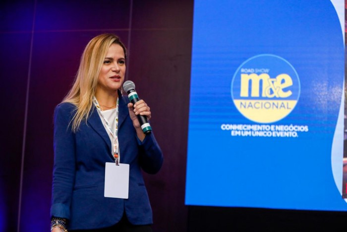 Roadshow M&E: "São Paulo é uma cidade para todos" 1 Aline Moretto, do Visite São Paulo durante o Roadshow M&E Nacional 2022 em Curitiba (Foto: Eric Ribeiro).