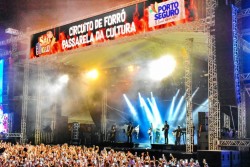Mais de 100 mil pessoas participam do primeiro show de São João em Porto Seguro (BA)