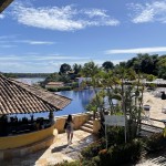 Vista do restaurante para a piscina do hotel Pipa Lagoas