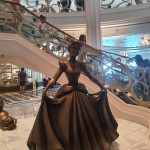 Estátua da Cinderela no hall de entrada do Disney Wish