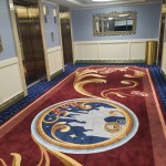 Carpetes nos corredores do Disney Wish remetem aos contos de fada