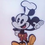 Mickey como chefe de cozinha reforça qualidade e diversidade dos pratos oferecidos no navio