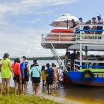 Agentes de viagens embaraçando na Chalana