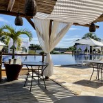 Na piscina do hotel Pipa Lagoa há gazebos e espreguiçadeiras para os hóspedes