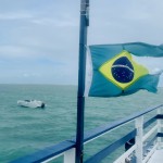 Apesar do tempo fechado, a temperatura da água é morna e agradável para o mergulho