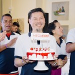 Por ser seu aniversário, Valter Onishi, gerente de Vendas da ViagensPromo granhou um bolo para cantar parabéns